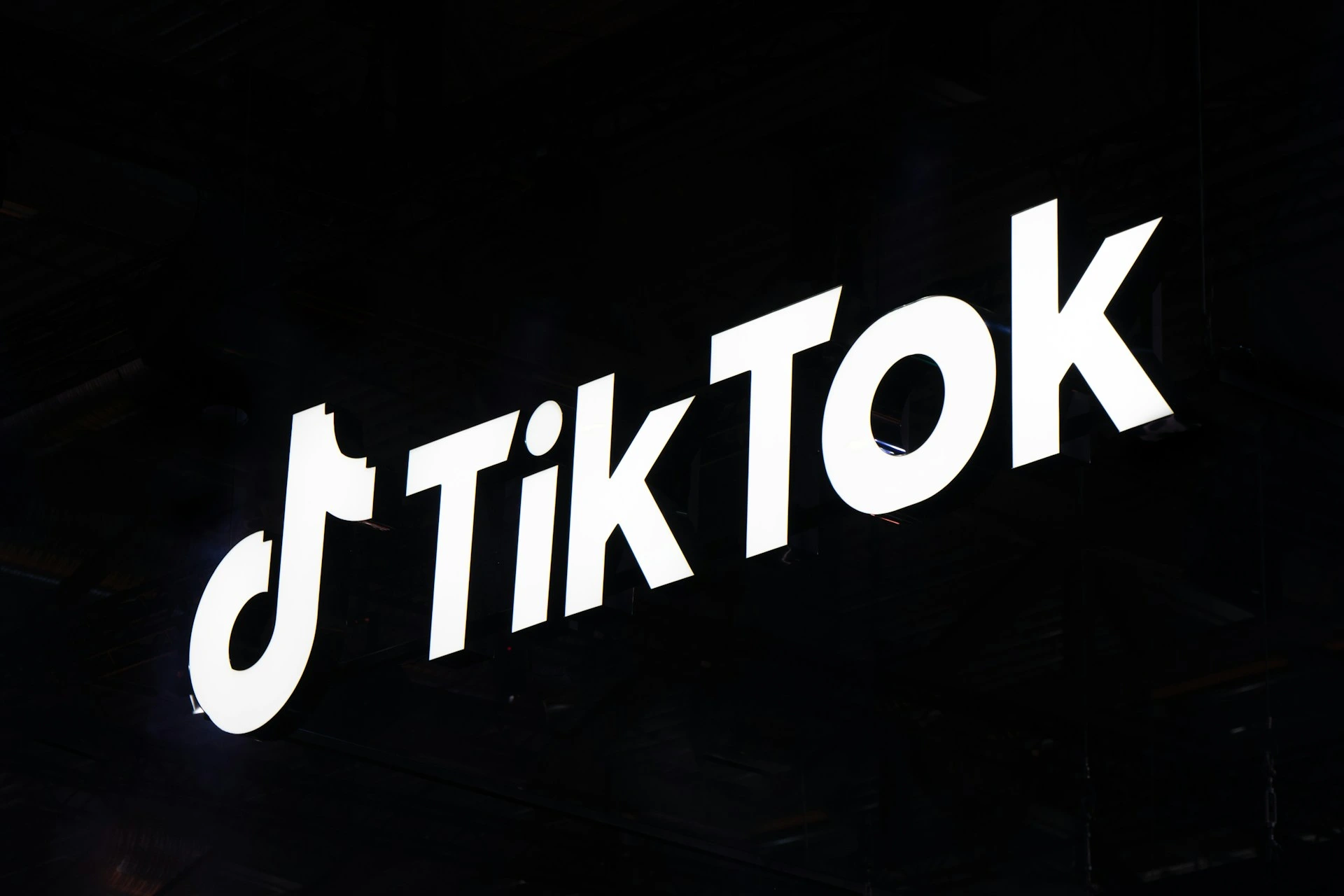 Το TikTok Απολύει Εκατοντάδες Εργαζόμενους Καθώς Αλλάζει Στρατηγική Στη Διαχείριση Περιεχομένου με AI