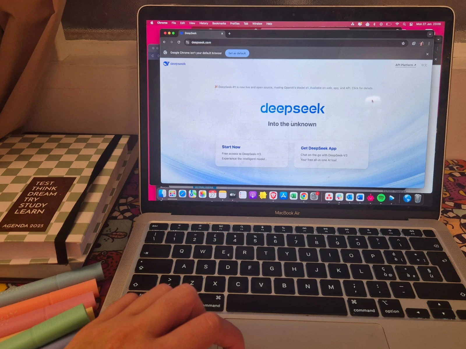 Το DeepSeek Περιορίζει τις Εγγραφές Μετά τις Κυβερνοεπιθέσεις