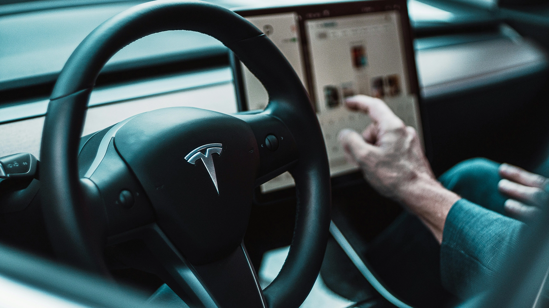 &Eta; Tesla &Pi;&lambda;ή&tau;&tau;&epsilon;&tau;&alpha;&iota; &mu;&epsilon; &Alpha;&pi;ό&phi;&alpha;&sigma;&eta; &Alpha;&pi;&omicron;&zeta;&eta;&mu;ί&omega;&sigma;&eta;&sigmaf; $243&Mu; &Mu;&epsilon;&tau;ά &alpha;&pi;ό &Epsilon;&pi;&alpha;&nu;&alpha;&phi;&omicron;&rho;ά &Delta;&epsilon;&delta;&omicron;&mu;έ&nu;&omega;&nu; &Sigma;&upsilon;&nu;&tau;&rho;&iota;&beta;ή&sigmaf; &alpha;&pi;ό Hacker